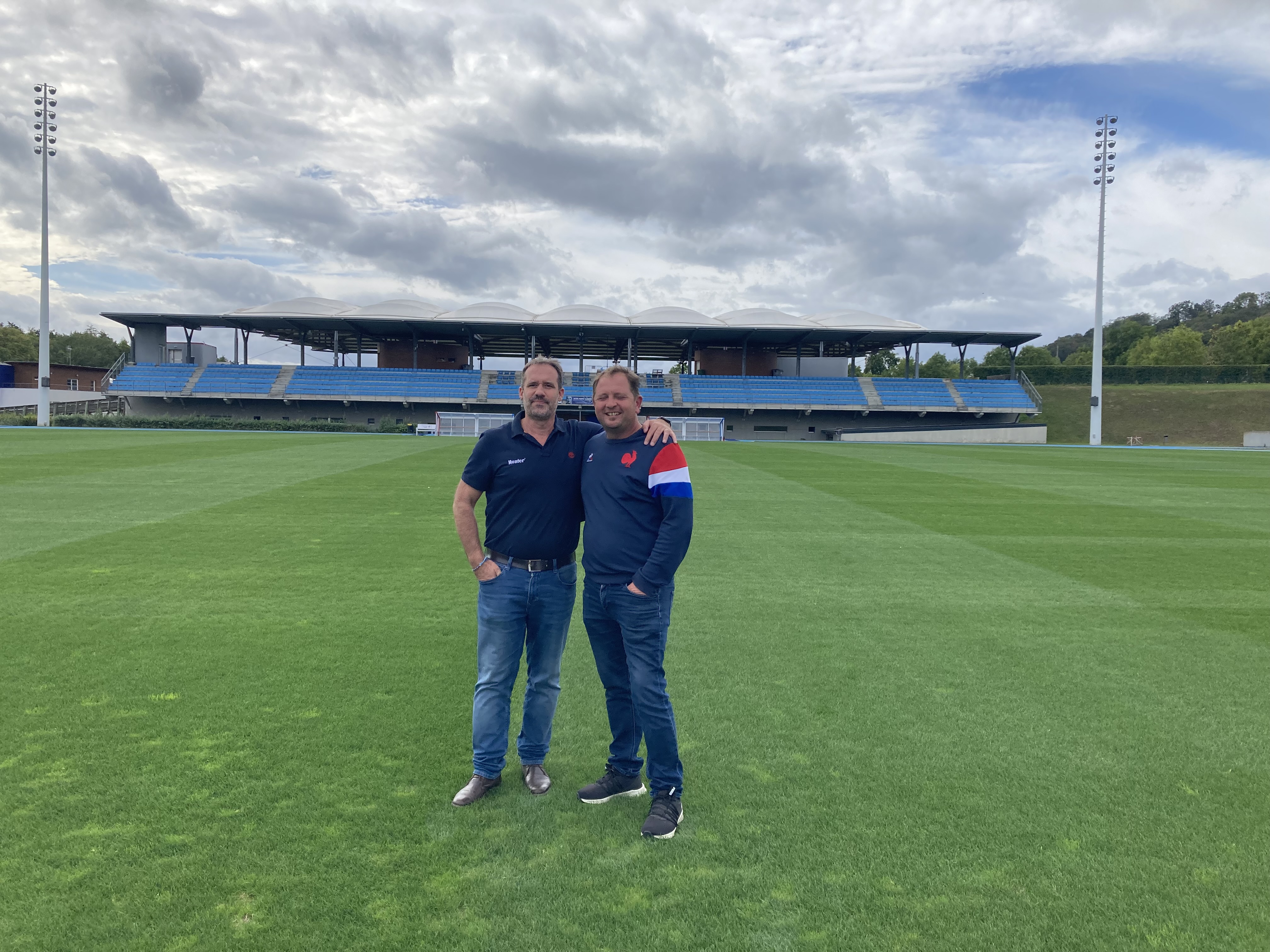 Geoffroy Benoit, head of Hunter’s Northern France sector and Mr. Serveau, responsible for the maintenance of the sports fields and the green spaces on the site.