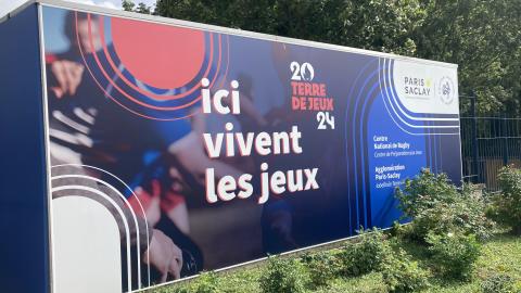 Le centre construit en 2002 appartient à la Fédération française de rugby et se déploie sur 20 hectares. Il accueille les installations d'entraînement des équipes de France et le siège de la Fédération Française de Rugby.