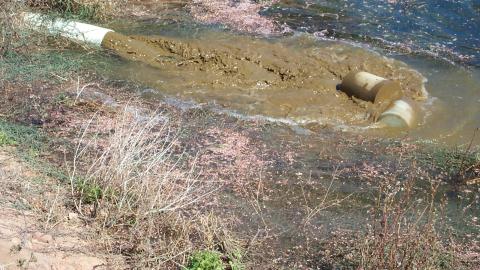 Cependant, l'approvisionnement en eau nécessite presque toujours le pompage, et l'efficacité du système de pompage est indissociable de celle du système d'irrigation. 