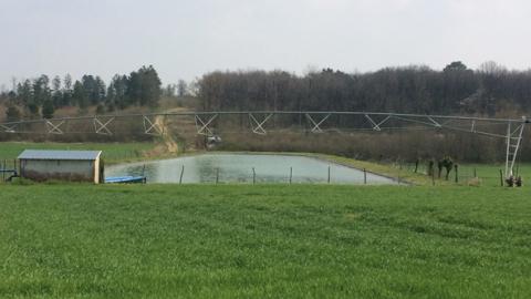 Le problème qui s’est posé à M. Reinier est d’irriguer une parcelle en pente au milieu de laquelle se trouve une retenue d’eau.