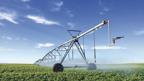 Association du goutte-à-goutte avec ajutages, et avec irrigation par pivot .