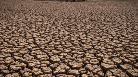 Pas assez d'eau par endroits, trop à d'autres où les inondations se multiplient, ou de l'eau contaminée 