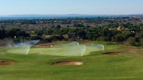 Bearing in mind the pressure on water resources during the summer, the Agde city council has finally received approval to irrigate with the city’s waste water.