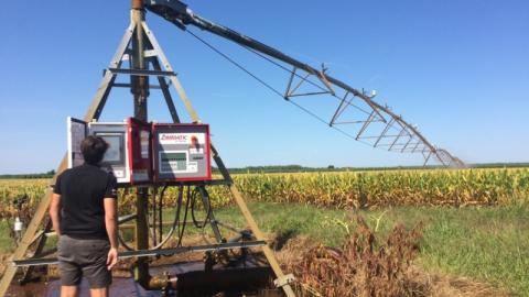 L’un des deux pivots, pivot Otech qui était déjà là lorsque M. Dupouy a repris la ferme, est maintenant équipé de deux armoires, l’une pour la gestion à distance, et l’autre pour la technologie VRI