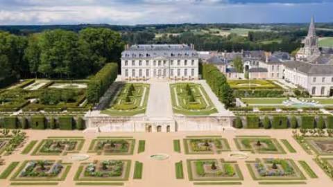 The château de Grand-Luce, to the south of Le Mans in the Sarthe region, is only 55 minutes by train from the centre of Paris. It is one of the most magnificent examples of 18th Century neoclassical French architecture and landscape gardening, not only in the Loire valley but in the whole of France. This beautiful limestone structure built in 1889 on the site of an ancient medieval château was in need of significant restoration. The American Marcy Holthus has been the new owner of the château du Grand Luce 