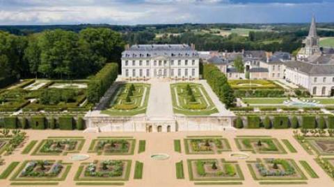 The château de Grand-Luce, to the south of Le Mans in the Sarthe region, is only 55 minutes by train from the centre of Paris. It is one of the most magnificent examples of 18th Century neoclassical French architecture and landscape gardening, not only in the Loire valley but in the whole of France. This beautiful limestone structure built in 1889 on the site of an ancient medieval château was in need of significant restoration. The American Marcy Holthus has been the new owner of the château du Grand Luce 