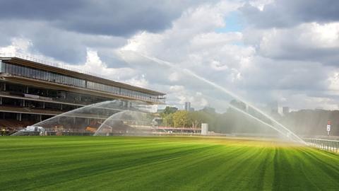 L’hippodrome de Longchamp subit actuellement de gros travaux. Il rouvrira ses portes au début de la saison 2018, dans un nouvel écrin imaginé par l’architecte Dominique Perrault.