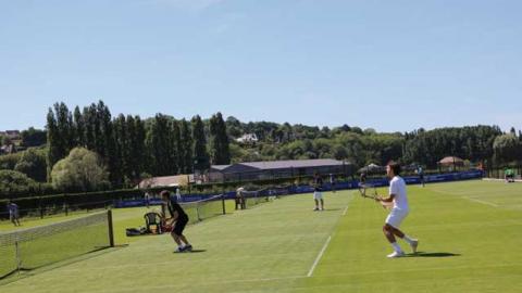 L’objectif du GrenKeeper : un gazon de qualité et répondre au besoins des joueurs. Qu’ils puissent découvrir et apprécier le tennis sur gazon naturel