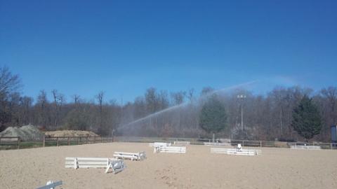 Il faut procéder à un arrosage quotidien, bien dosé et uniforme sur toute la surface des carrières, le sable présentant la particularité d’être très sec et très volatile, créant de la poussière gênante pour les chevaux et les cavaliers.