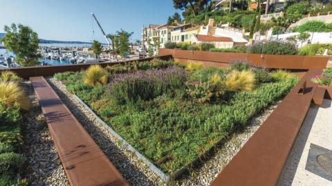 La ville de Sanary est également très attentive à son fleurissement, délicat compte tenu du climat méditerranéen, de la proximité de la mer et du support-toiture.