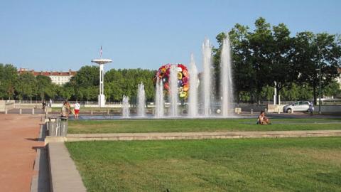  Tour d’horizon des mesures prises par certaines villes françaises, à l’image de Narbonne, Mérignac ou encore Lyon en ce qui concerne la gestion de l’eau potable sur leur territoire