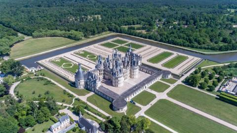 Imaginés sous Louis XIV, avec un dessin réalisé en 1734, ces jardins ont existé pendant plus de deux siècles. Tombés peu à peu en désuétude, ils ont finalement été réduits à l’état de simples parterres engazonnés en 1970, état de transition qui a perduré plus de 40 ans.