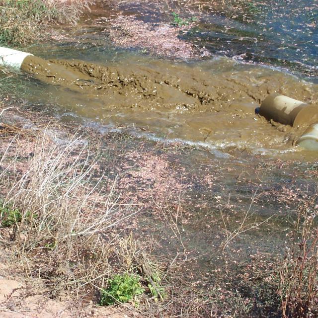 Cependant, l'approvisionnement en eau nécessite presque toujours le pompage, et l'efficacité du système de pompage est indissociable de celle du système d'irrigation. 